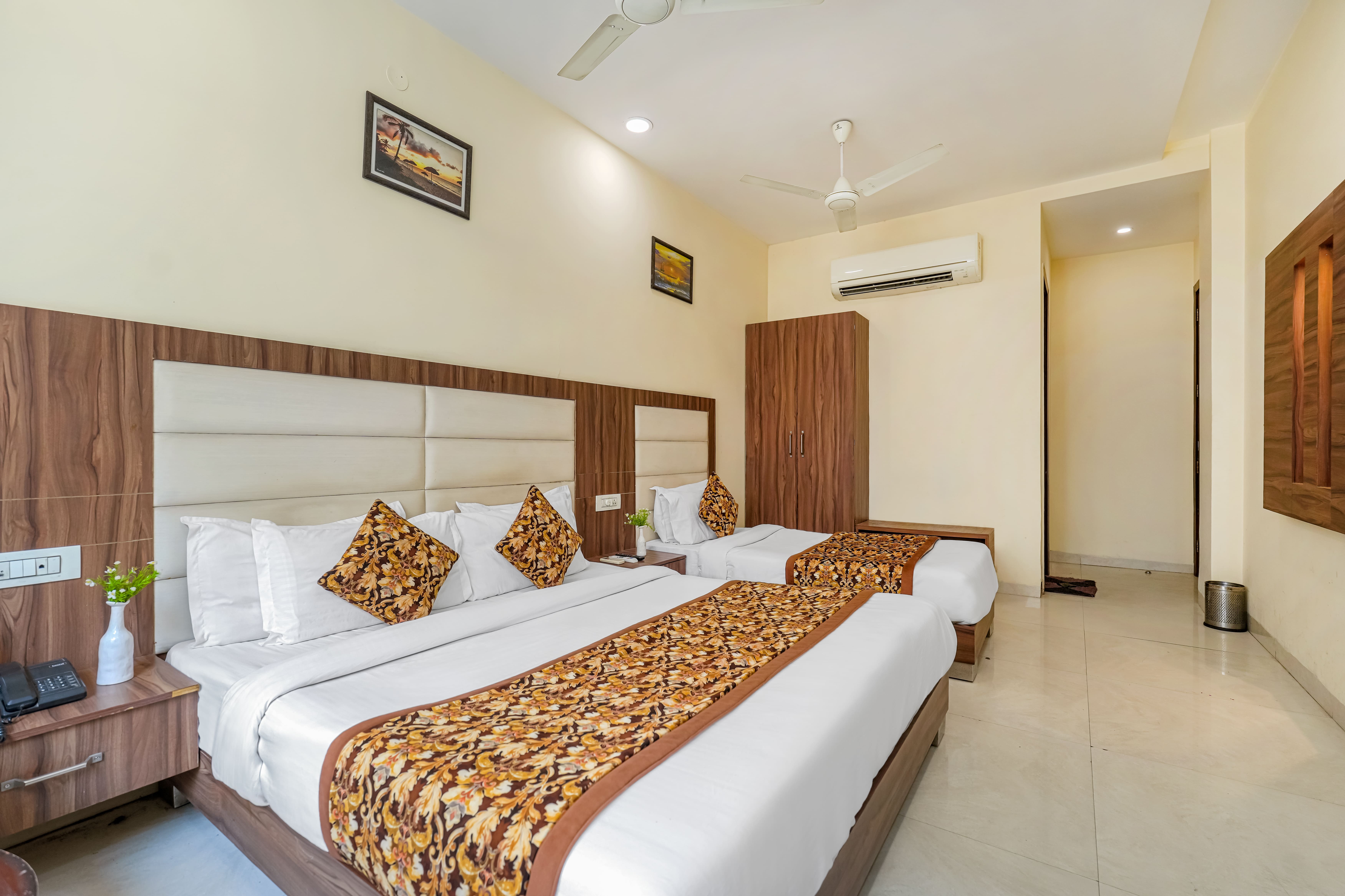 /images/pax-welcome-inn-amritsar/rooms/premium-room/premium-room3.jpg