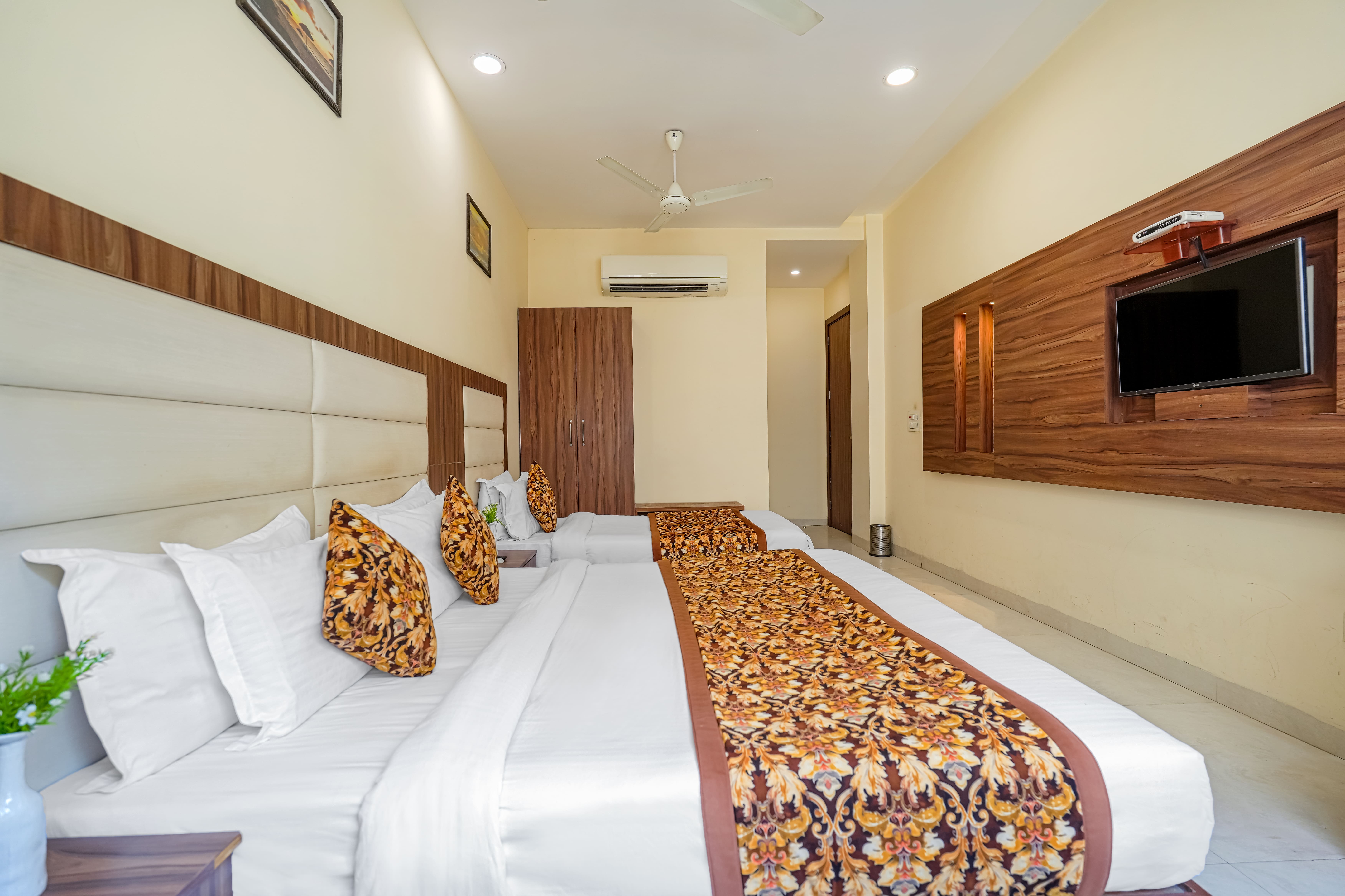 /images/pax-welcome-inn-amritsar/rooms/premium-room/premium-room4.jpg
