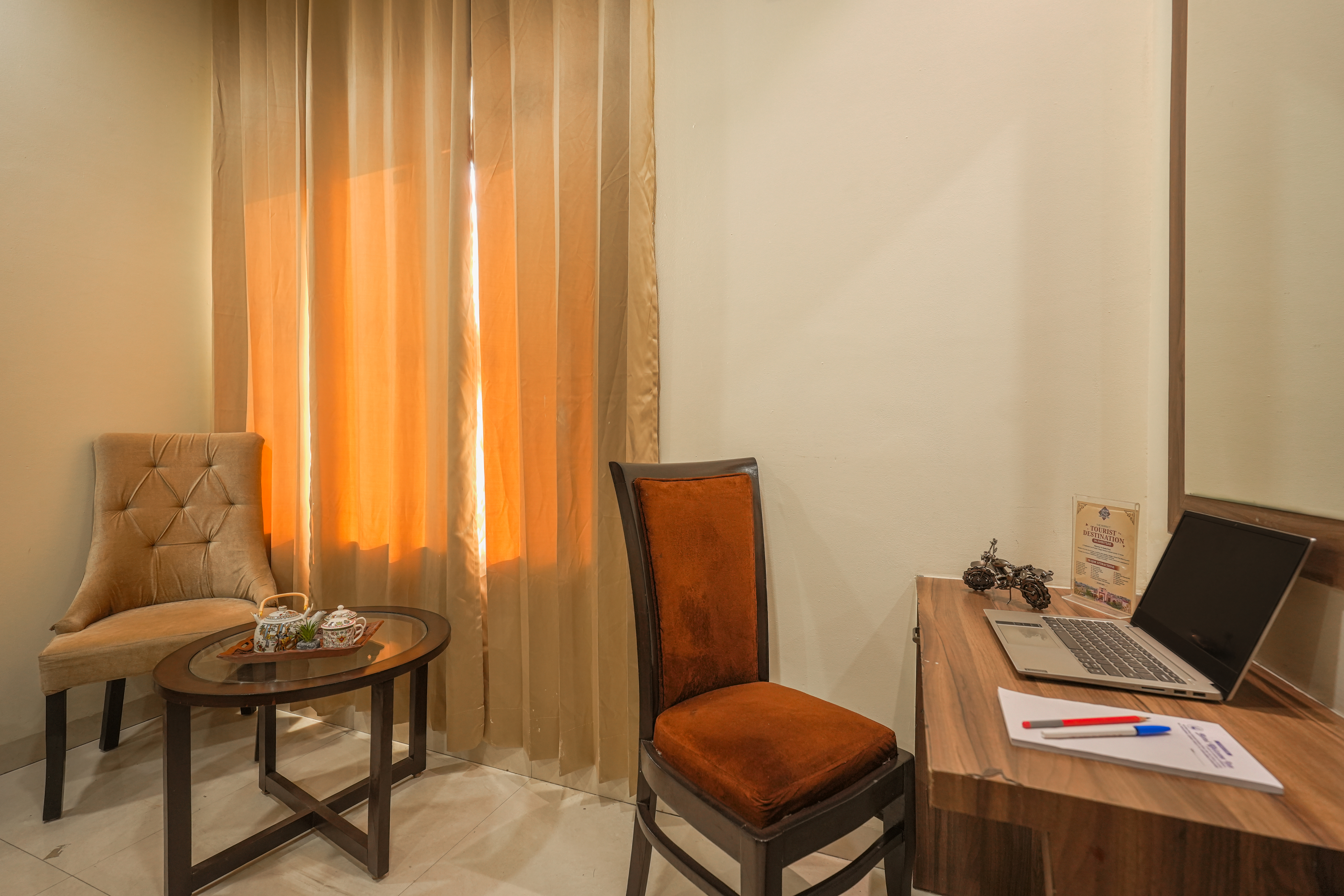 /images/pax-welcome-inn-amritsar/rooms/super-deluxe/chair.jpg
